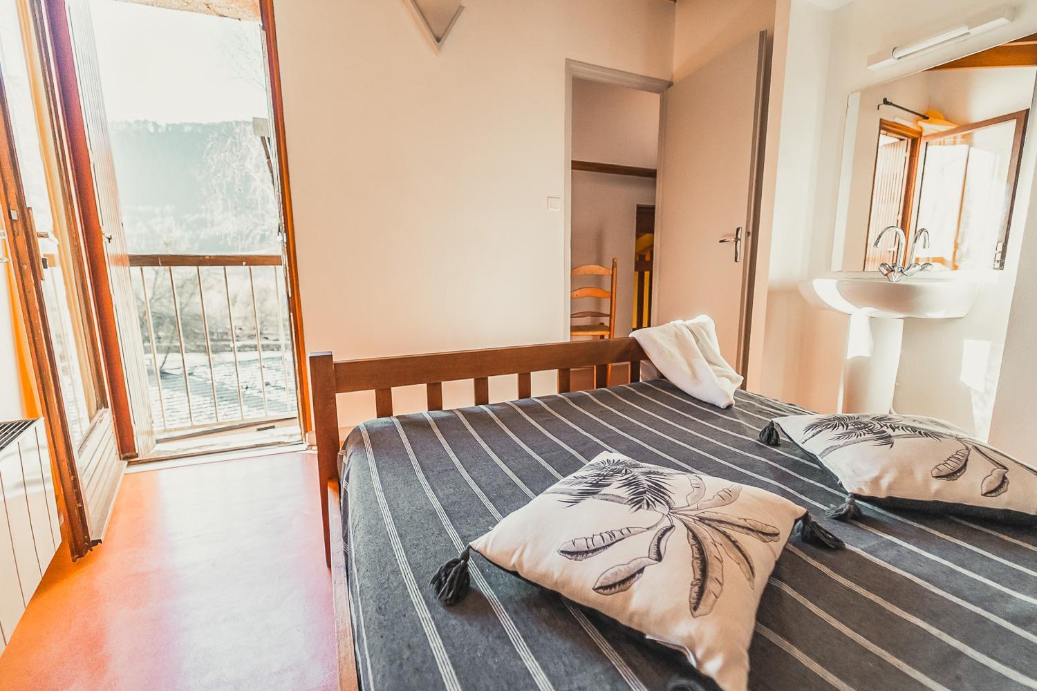 Grandre chambre au village de gite à chanac; location de vacances en lozère ou camping chanac